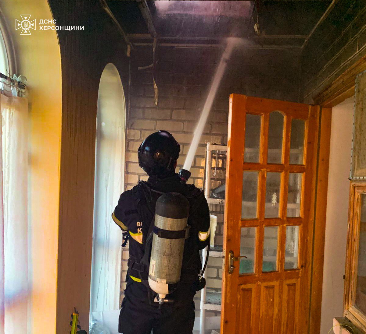 Російський дрон атакував передмістя Херсона: двоє поранених, загорівся будинок