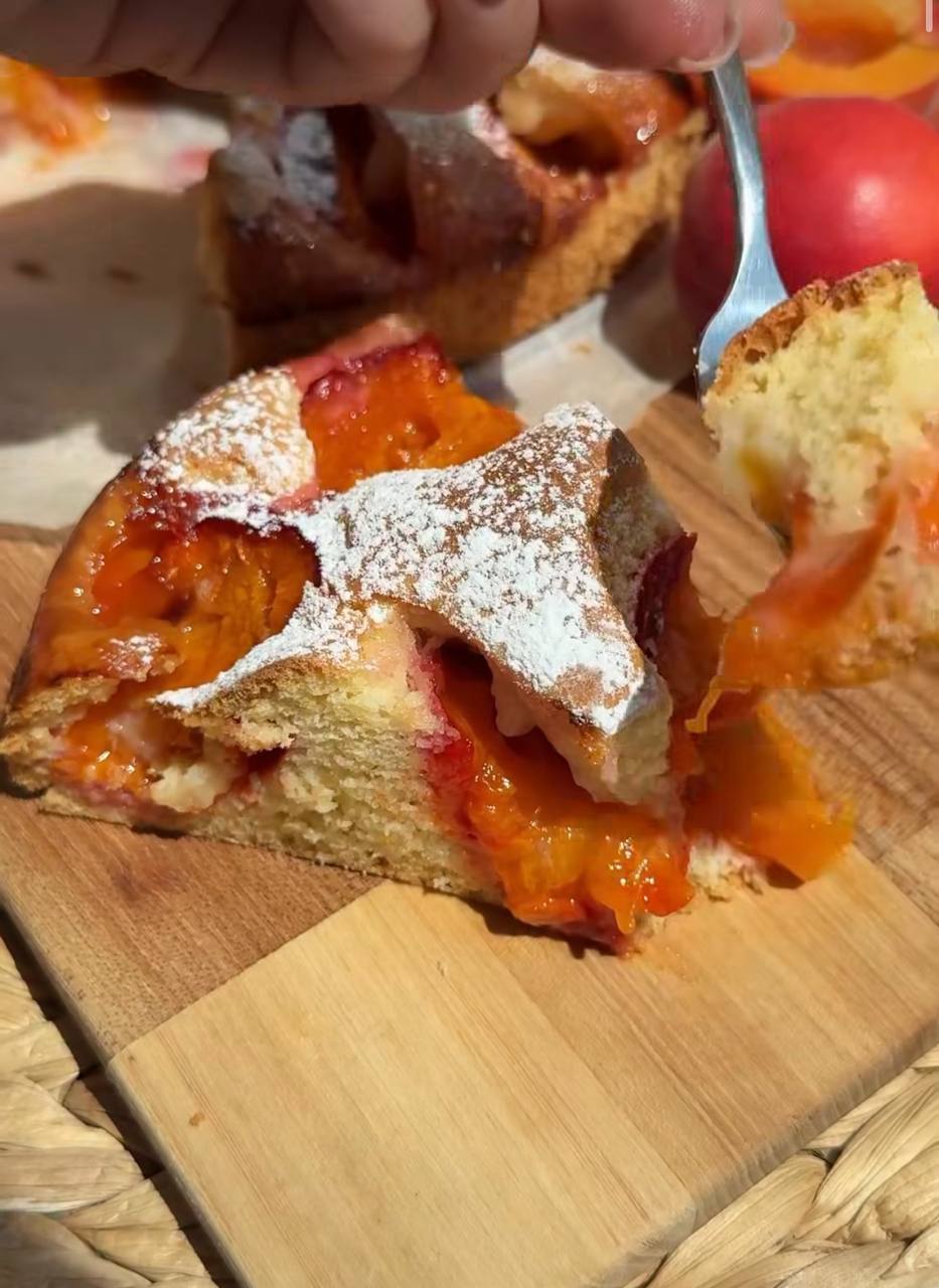 Рецепт пухкої абрикосової шарлотки, яка тане у роті: готується дуже легко