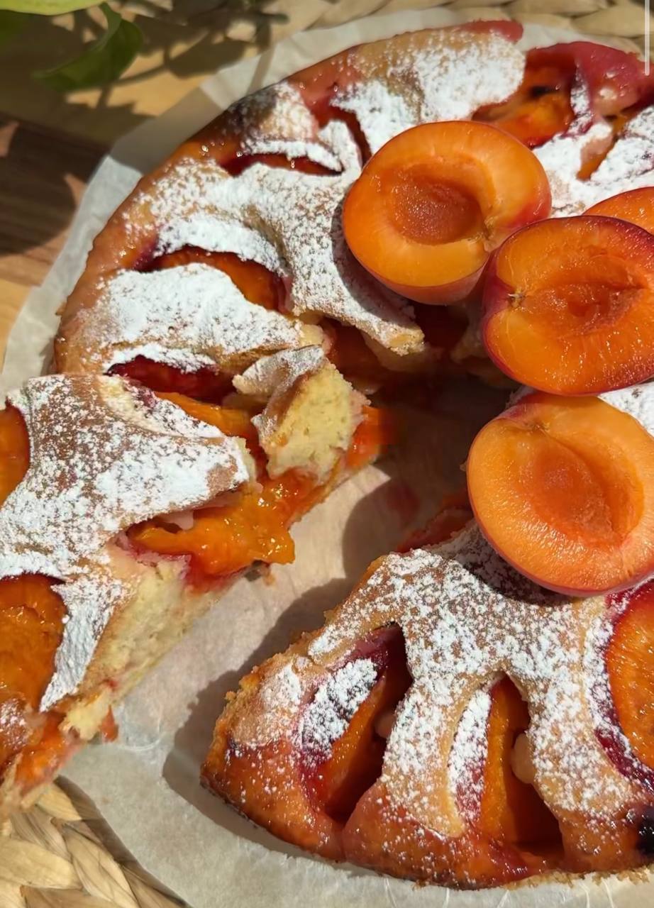 Рецепт пухкої абрикосової шарлотки, яка тане у роті: готується дуже легко