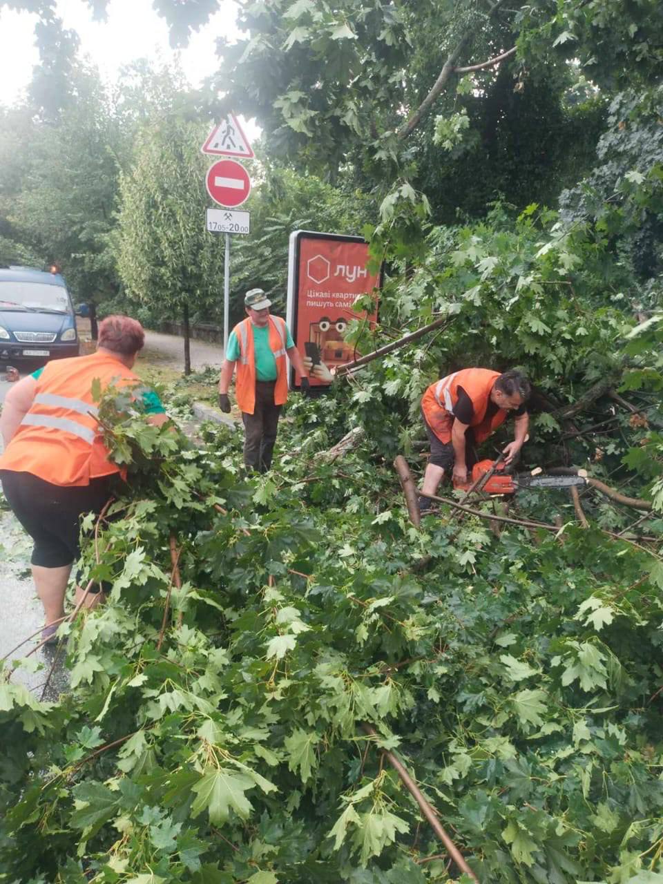 Через негоду у Києві постраждали 5 людей, зокрема підліток