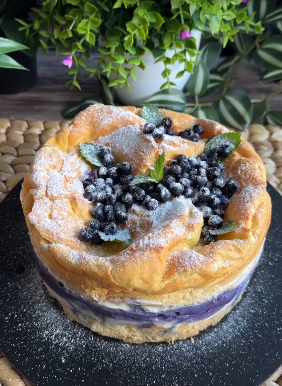 Рецепт десерту з чорницею, який схожий на гігантський еклер: здивує своїм смаком