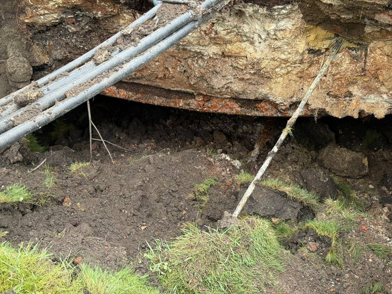 У центрі Харкова провалився ґрунт і відкрив катакомби: що знайшли під землею (фото)