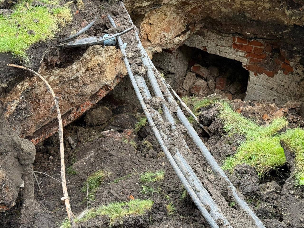 У центрі Харкова провалився ґрунт і відкрив катакомби: що знайшли під землею (фото)