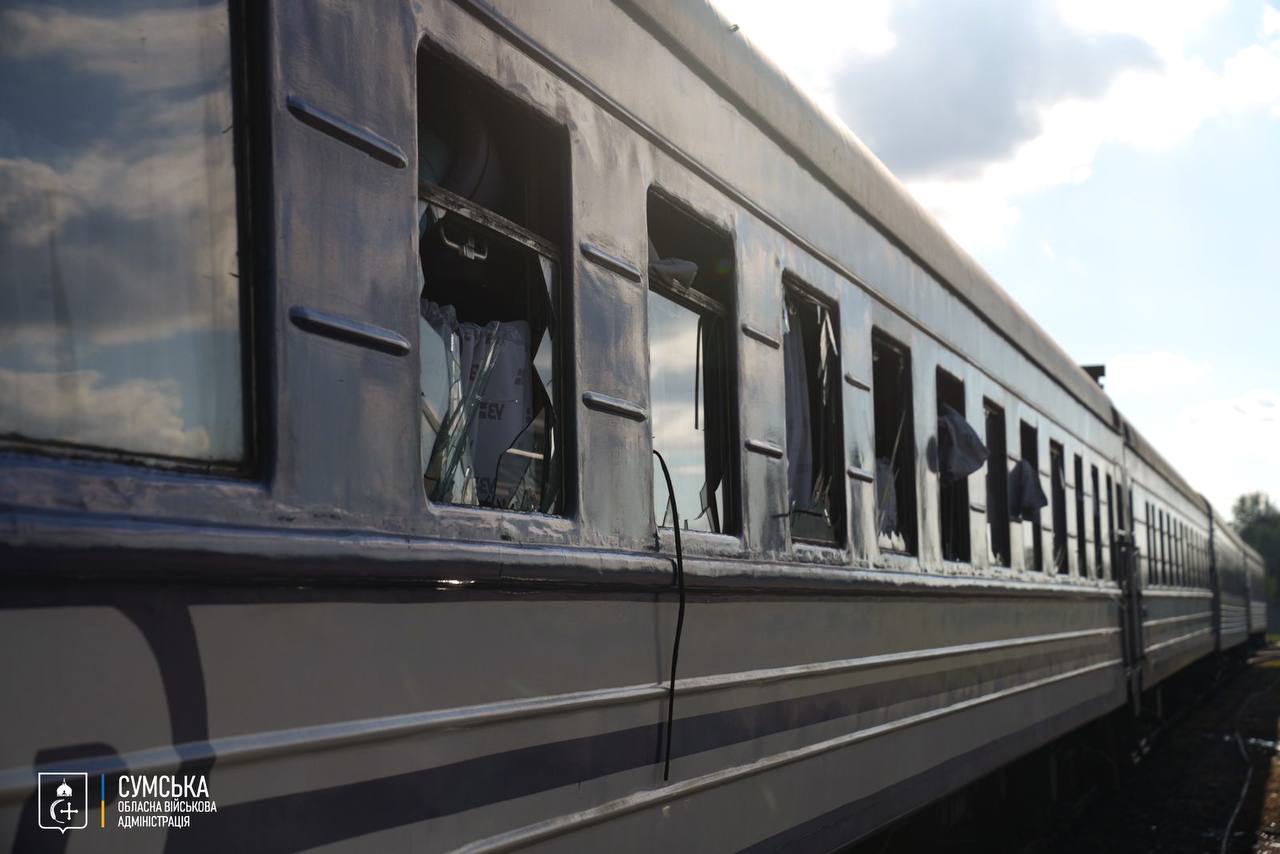 Росіяни вдарили по вокзалу в Сумах: пошкоджено поїзд з людьми (фото)