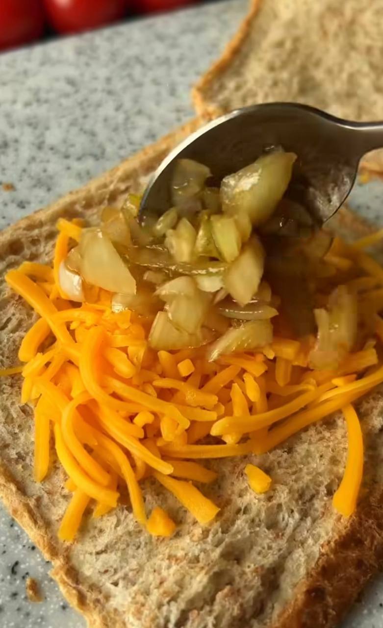 Ви ще такого не їли: рецепт незвичного сендвіча з сиром та карамелізованою цибулею