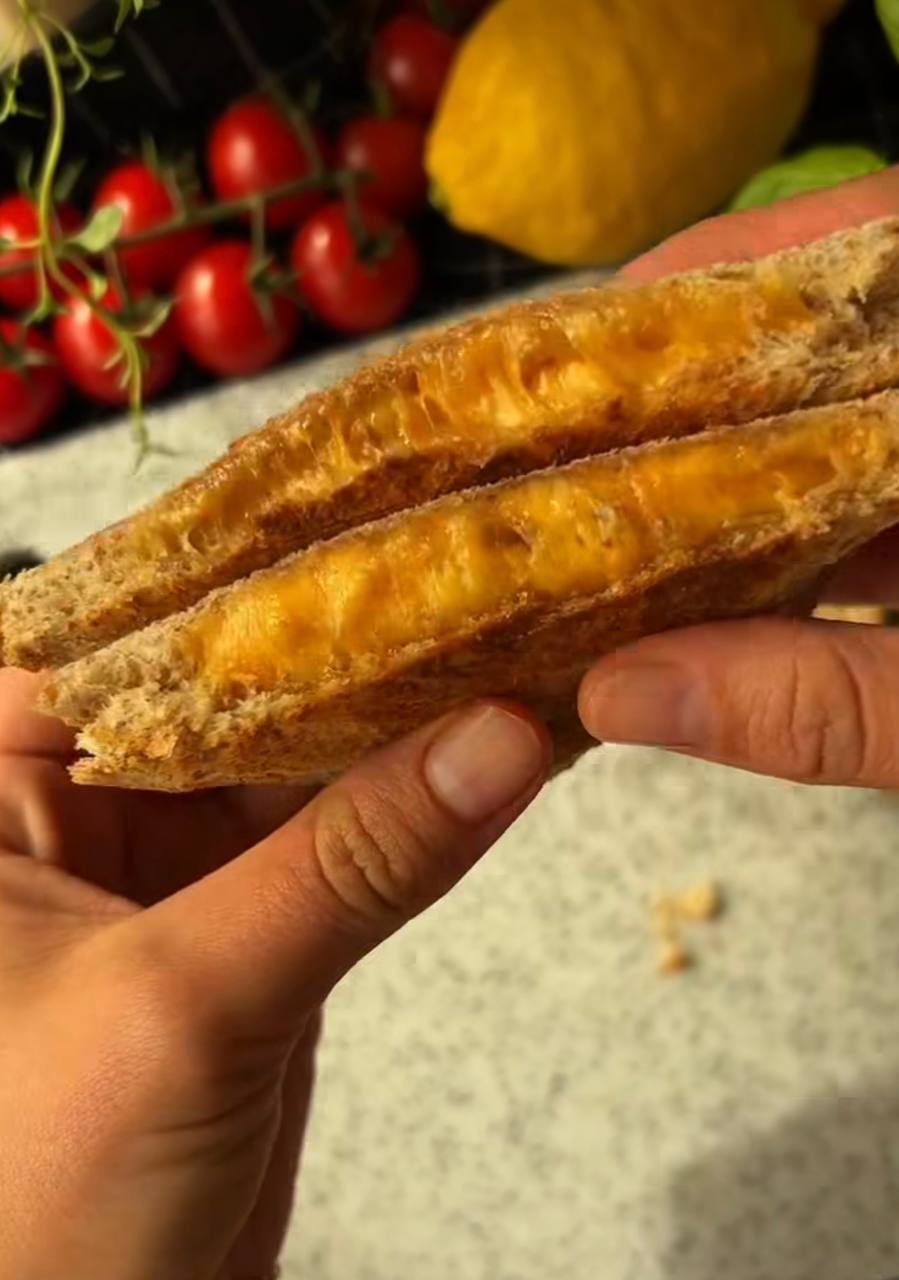 Ви ще такого не їли: рецепт незвичного сендвіча з сиром та карамелізованою цибулею