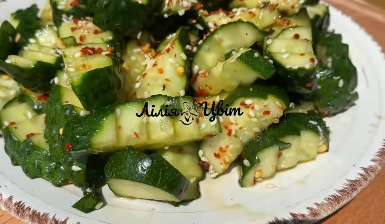 Набридли банальні салати? Приготуйте огірки по-корейські, які здивують своїм смаком
