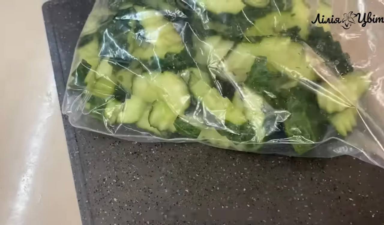 Набридли банальні салати? Приготуйте огірки по-корейські, які здивують своїм смаком