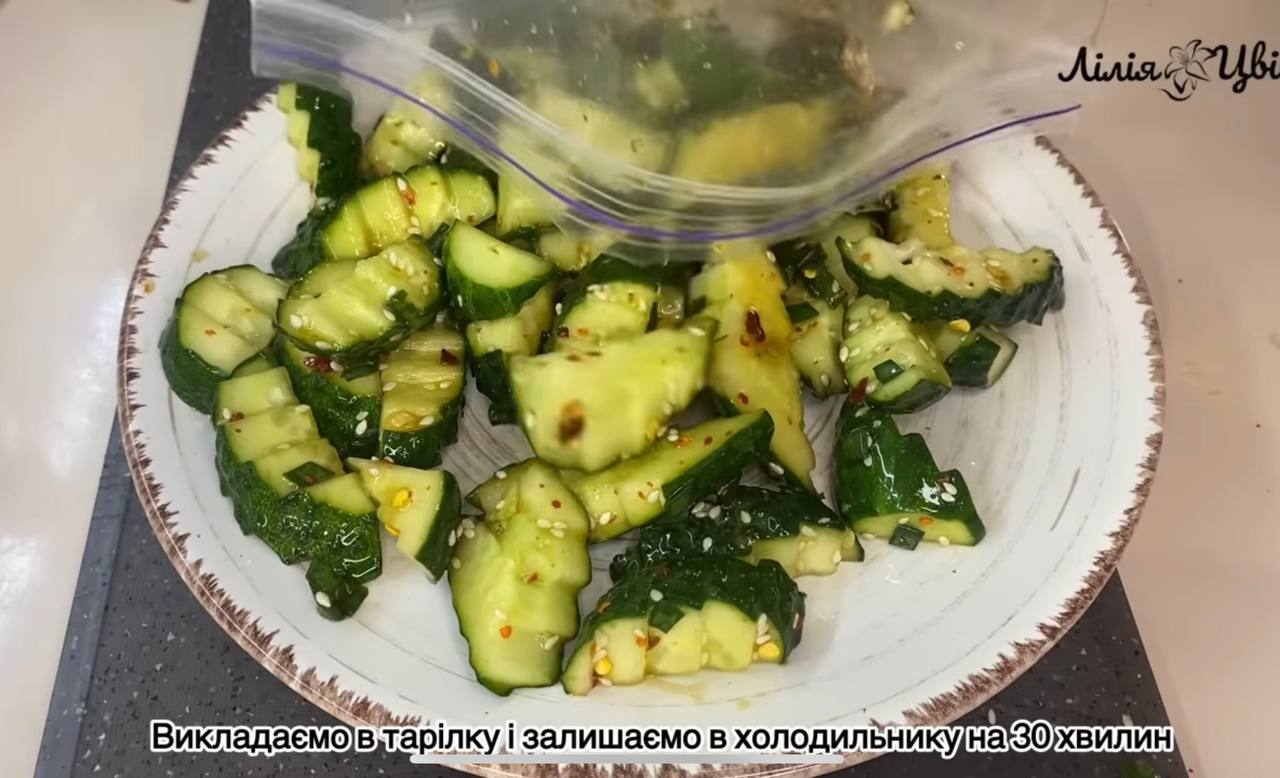 Набридли банальні салати? Приготуйте огірки по-корейські, які здивують своїм смаком