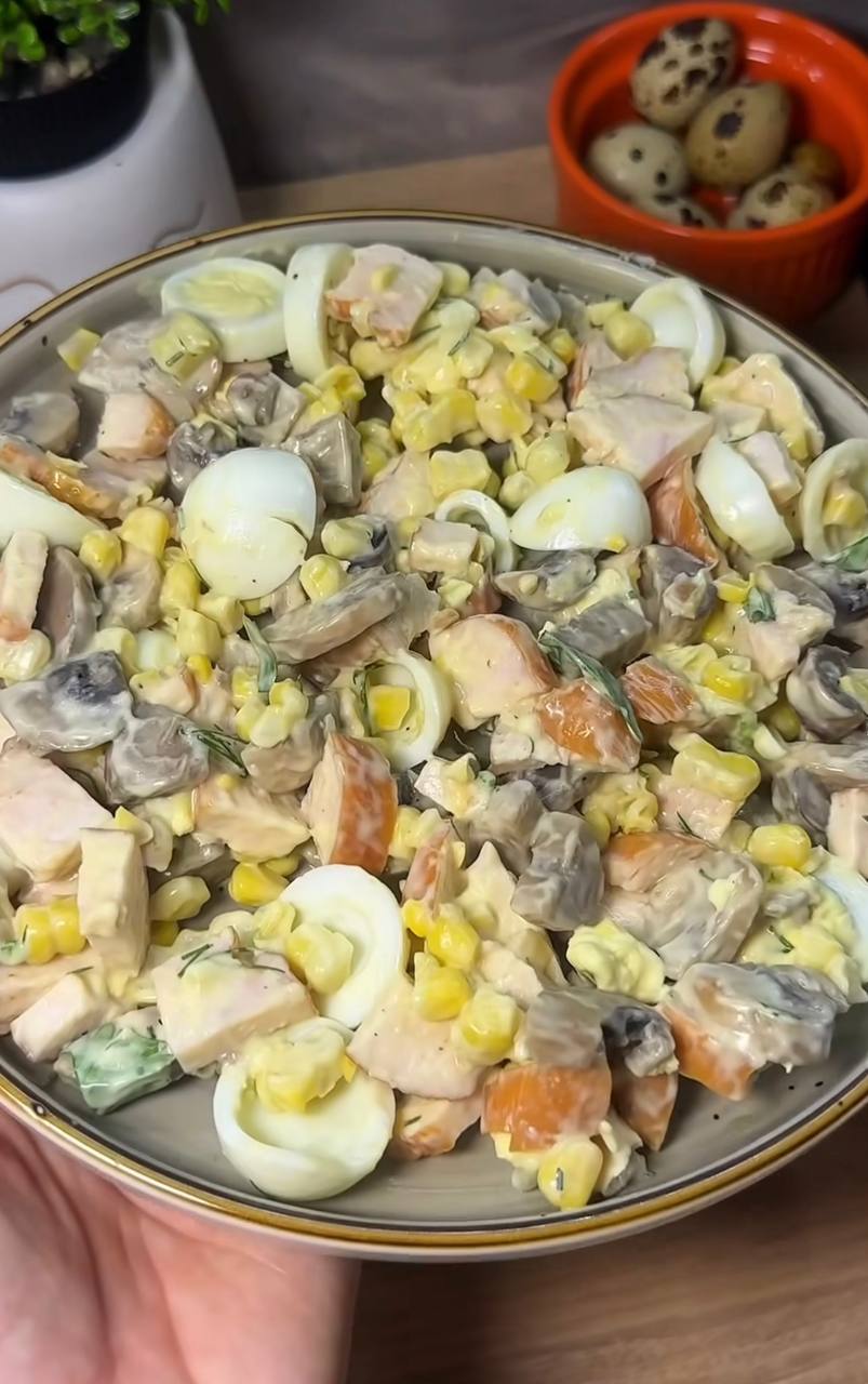 Літній салат з кукурудзою та куркою: простий та дуже легкий рецепт