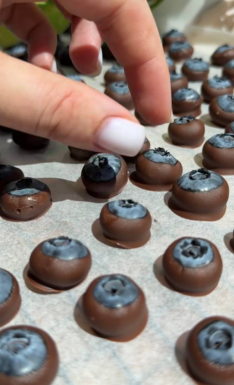 Трендовий десерт літа: рецепт лохини в шоколаді за 5 хвилин