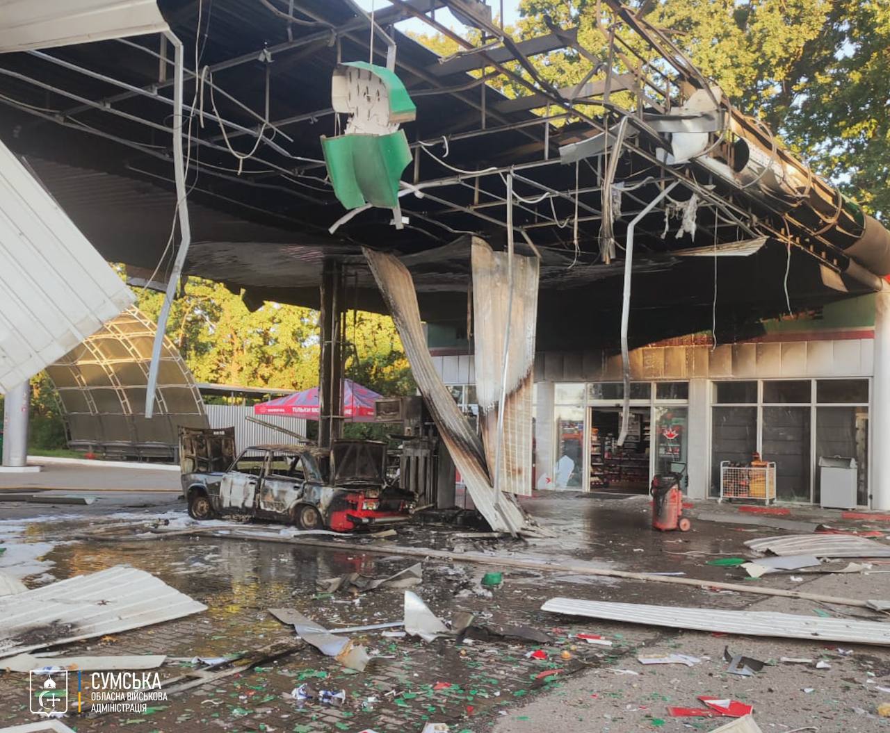 На Сумщині під ударом опинилася АЗС: спалахнула пожежа, є поранений (фото)