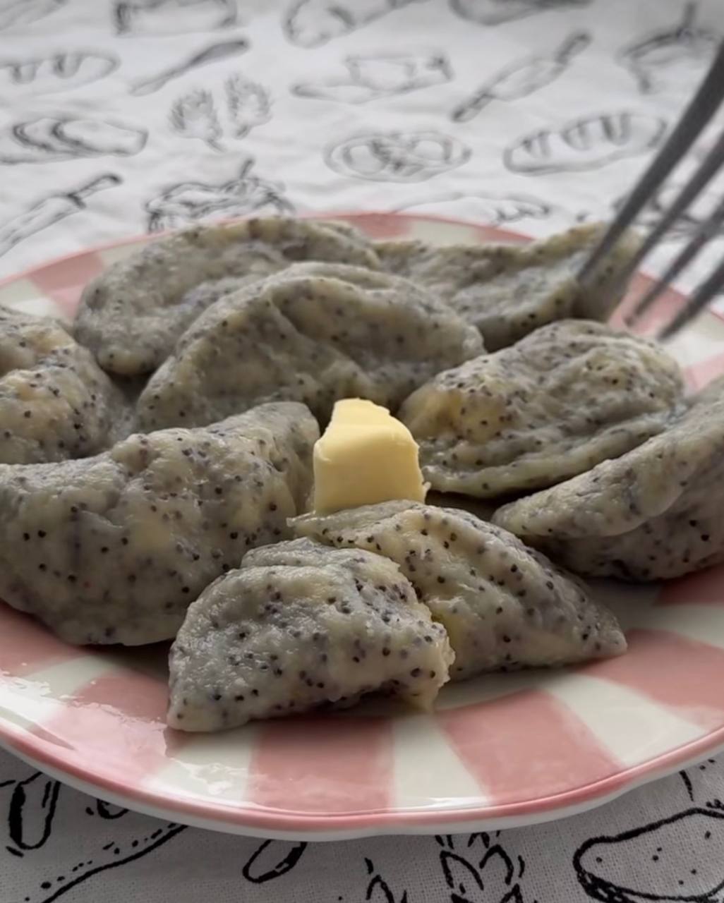 Неймовірна насолода: готуємо смачні макові вареники з ніжним сиром