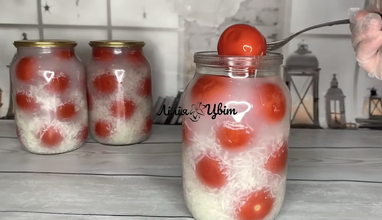 Помідори "в снігу": незвичайний рецепт консервації на зиму