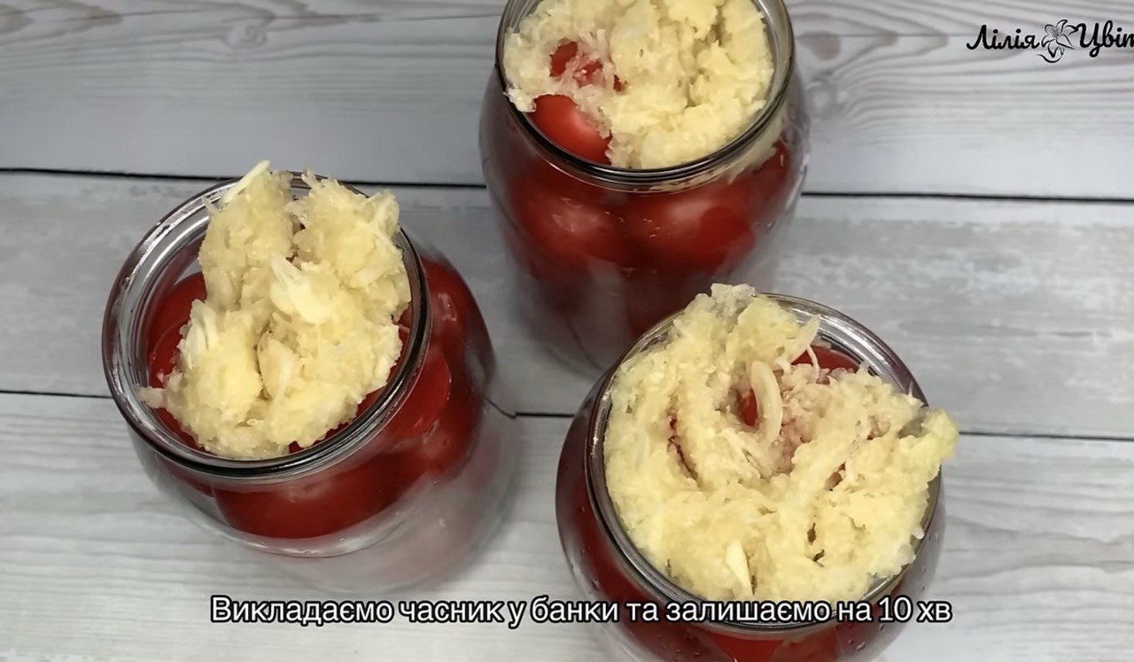 Помідори "в снігу": незвичайний рецепт консервації на зиму