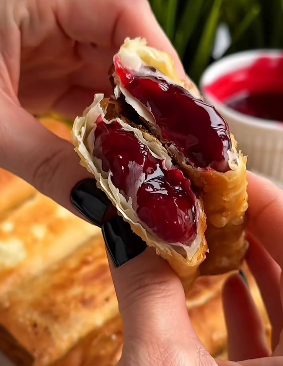 Хрусткий пиріг з вишнею, як у McDonald’s: рецепт легендарного десерту