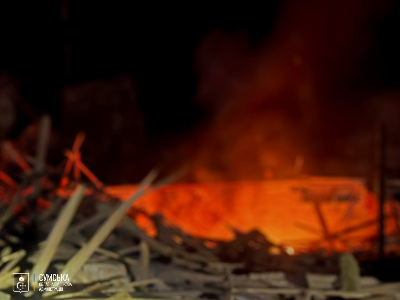Суми перебувають під масованою атакою дронів: відомо про влучання та пожежу
