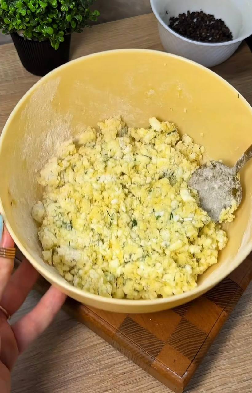 Солоні сирники зі сметаною: дуже швидко з'їдаються на сніданок