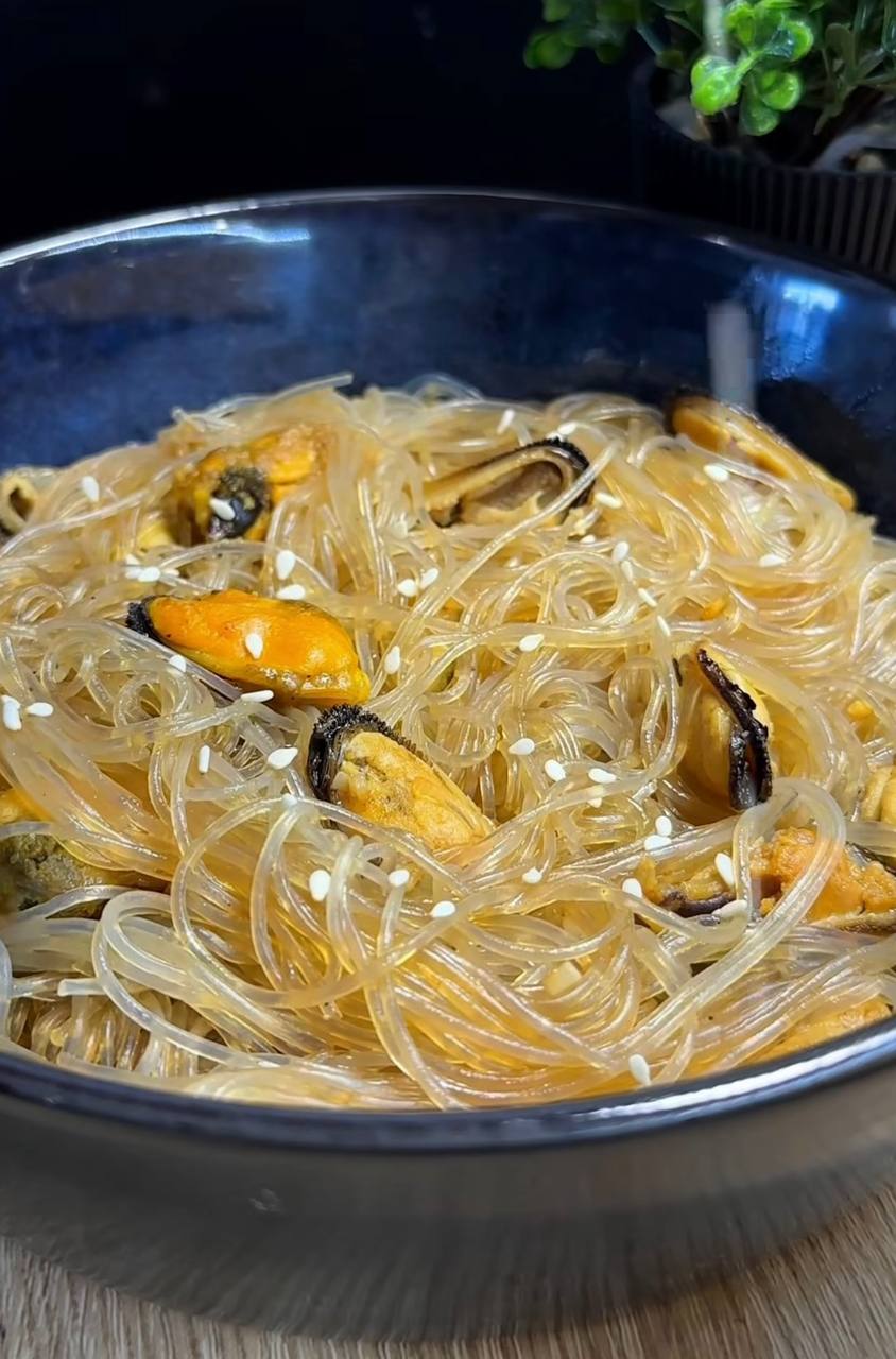 Пікантна фунчоза з мідіями: рецепт ідеальної вечері за 10 хв