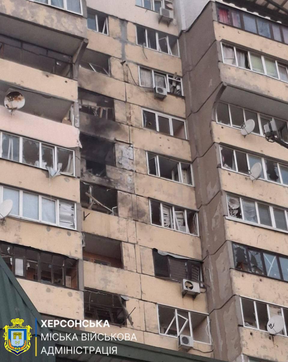 Россияне атаковали дроном многоэтажку в Херсоне: есть пострадавшие