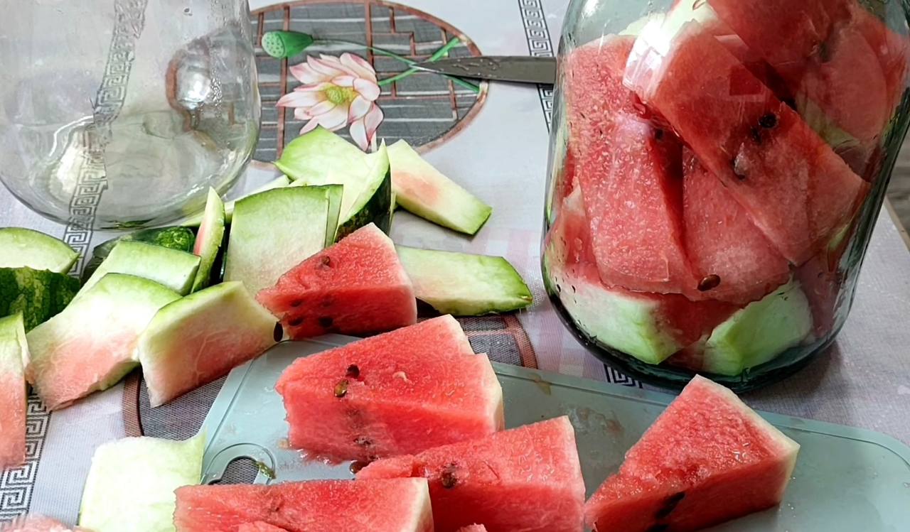 Смак літа в банці: рецепт консервованих кавунів на зиму