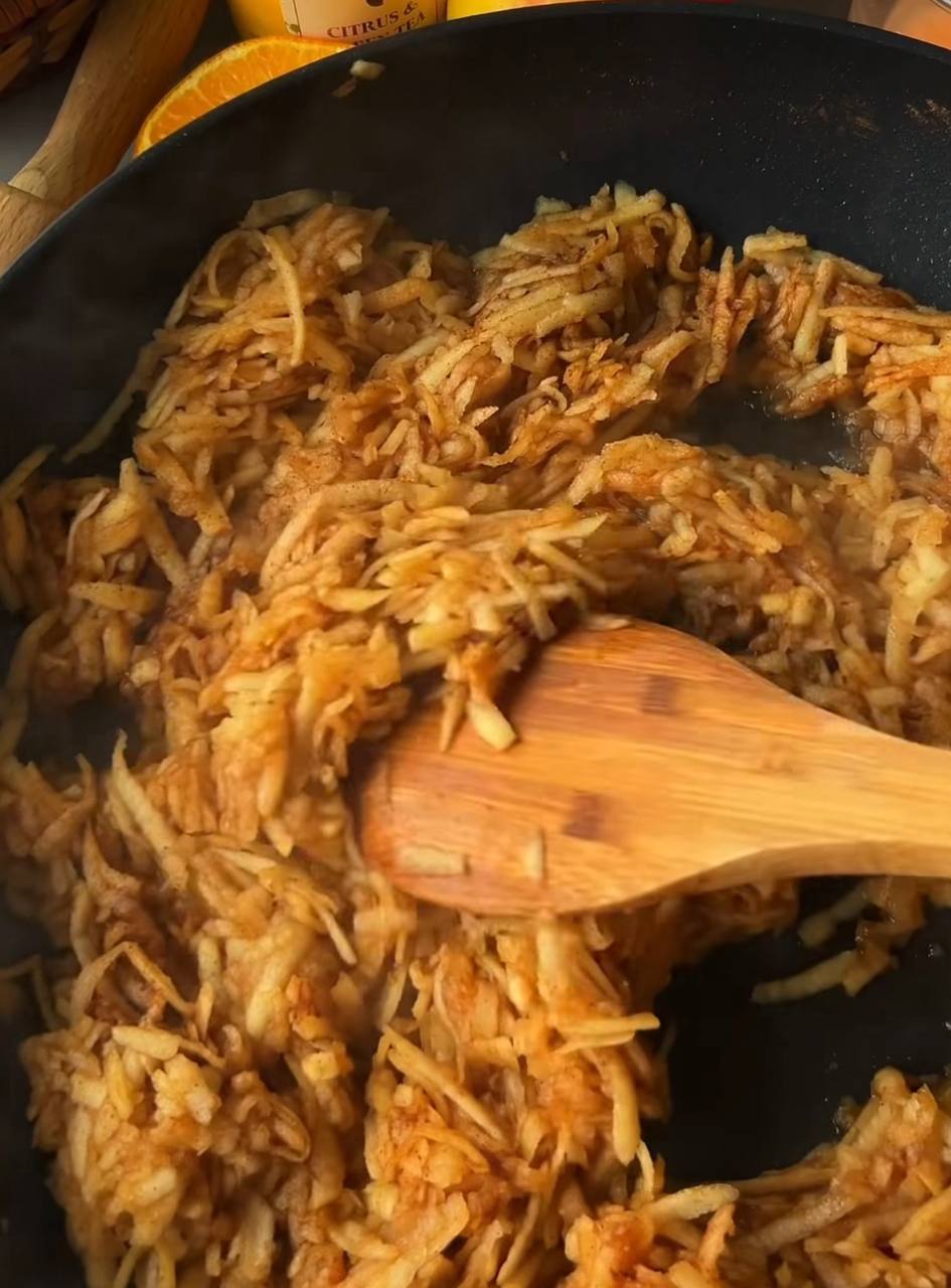 Тертий яблучний пиріг, який стане вашим фаворитом: готується дуже легко