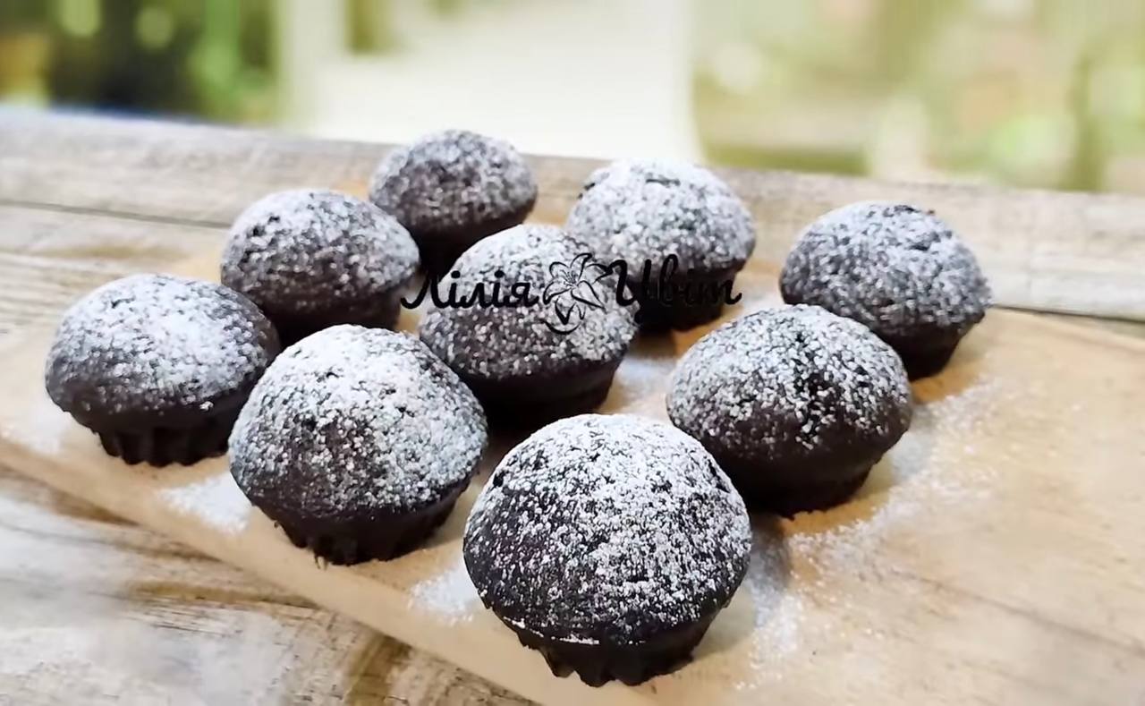 Вкусные шоколадные кексы для перекуса в школе: легкий рецепт