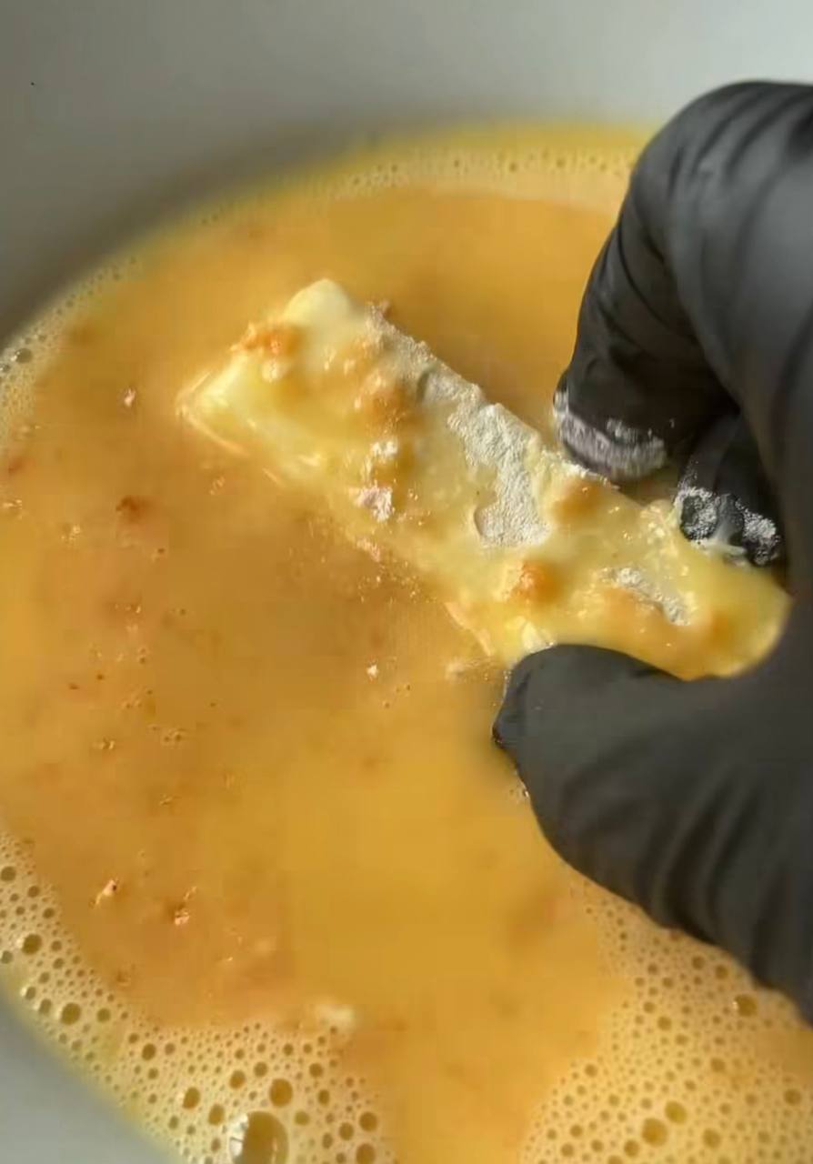 Цю сирну закуску люблять їсти усі: готується легко та швидко