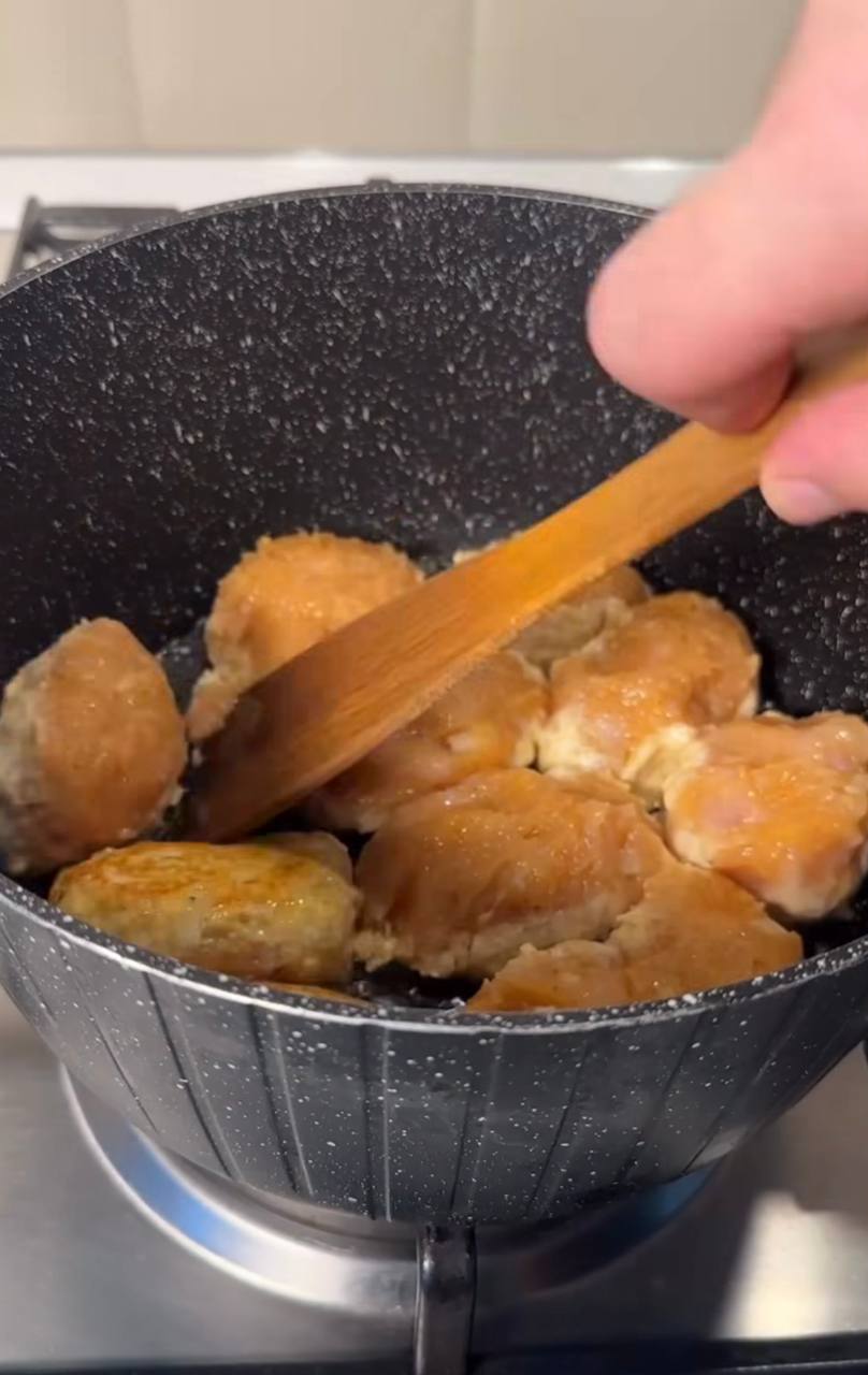 Неймовірно смачні котлети по-селянськи: ви таких ще точно не їли