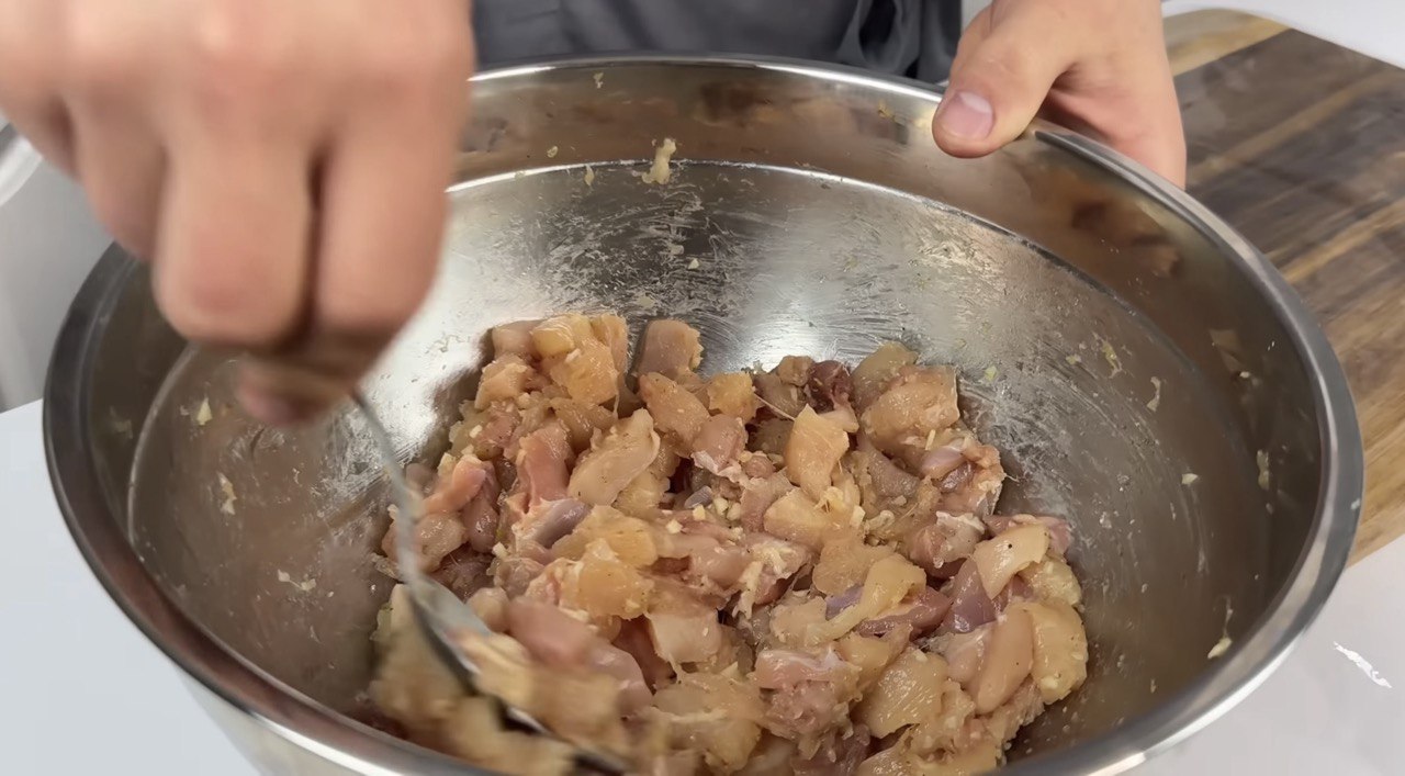 Забудьте про магазинну ковбасу: рецепт смачного м'ясного рулету