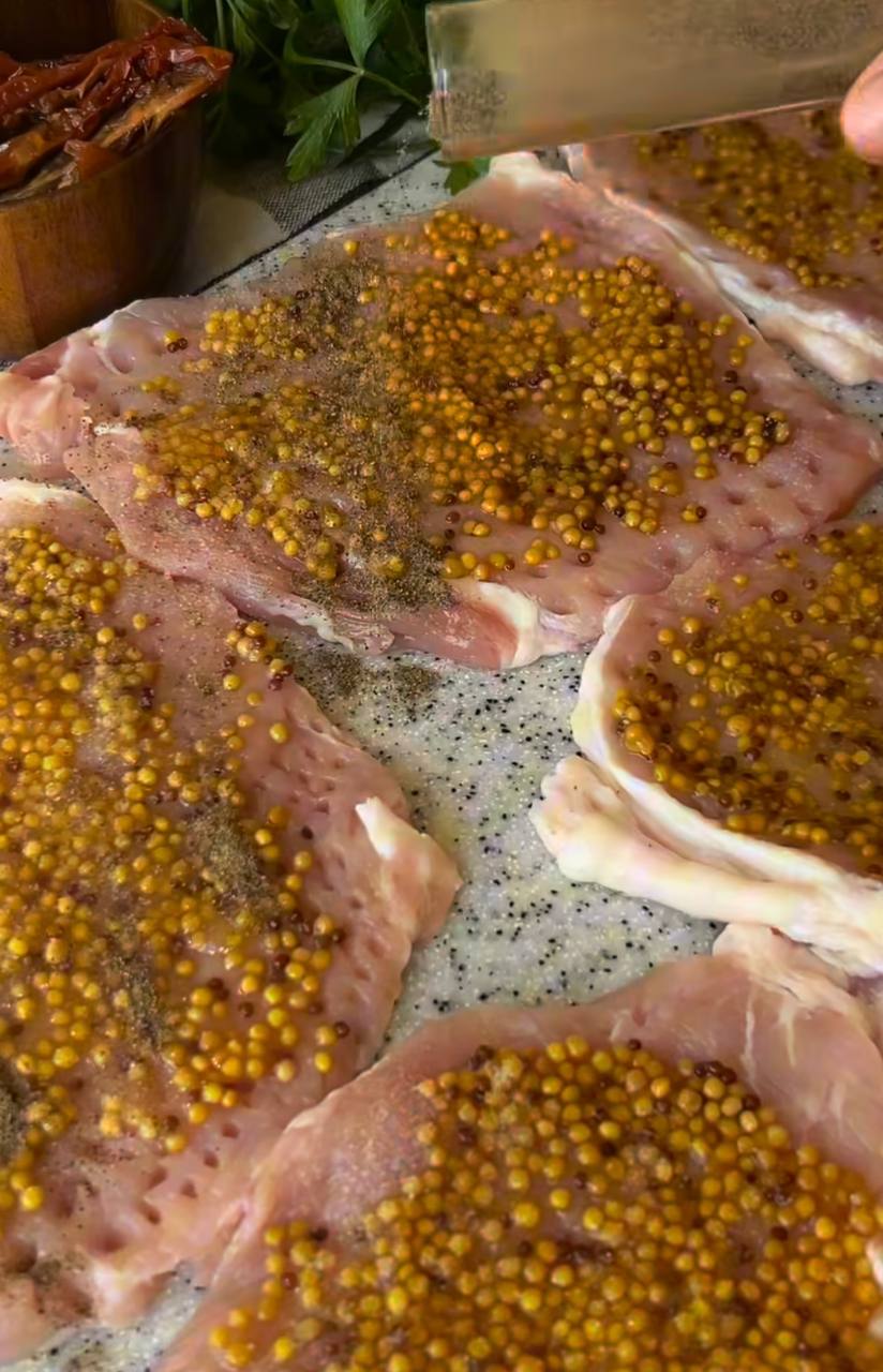 Сочные мясные рулетики в пикантном соусе: добавки будут просить все