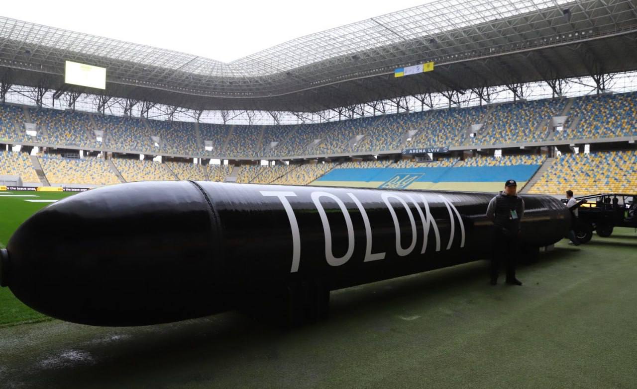 До п'яти тон вибухівки на 2000 км: у Львові показали величезний підводний дрон TOLOKA