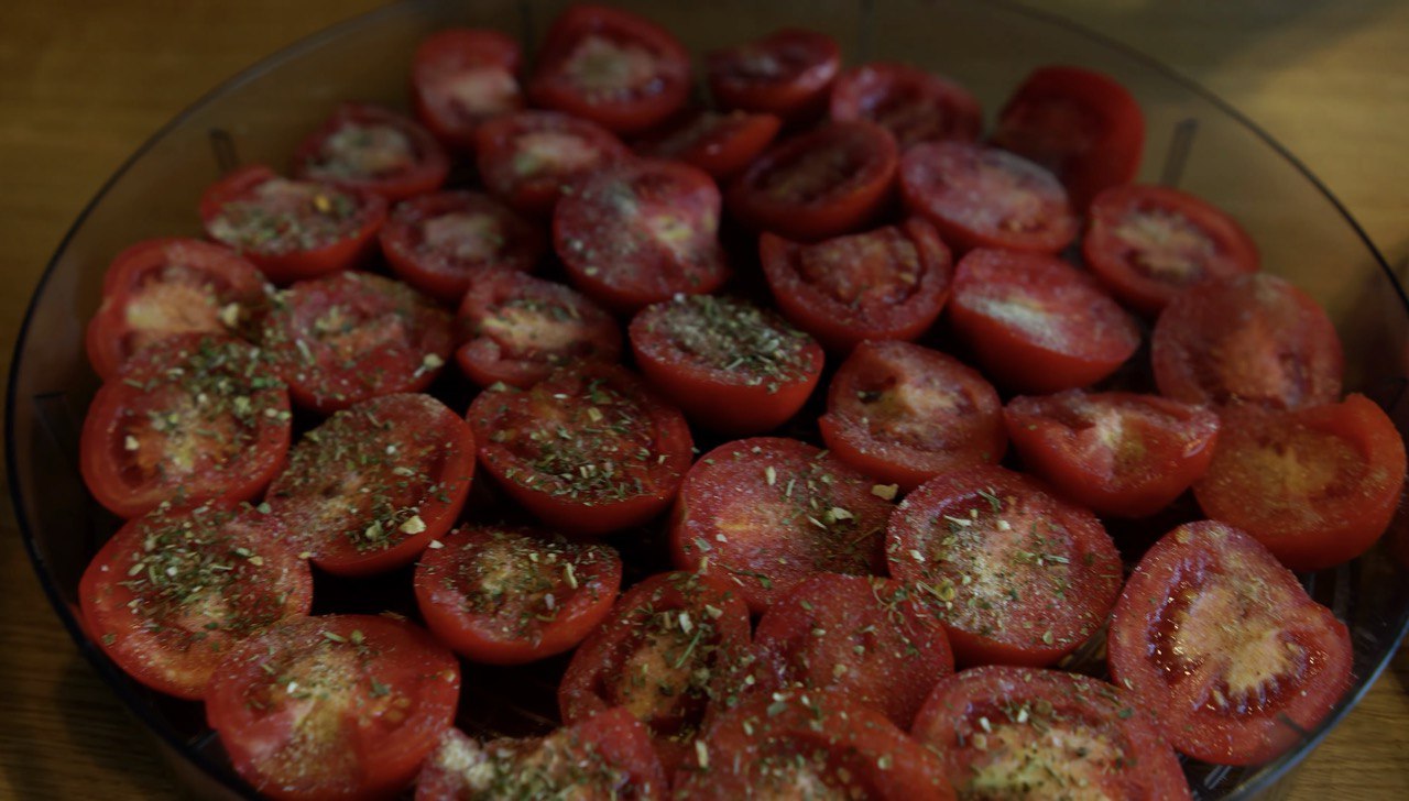 Домашні в'ялені помідори без духовки: легкий рецепт