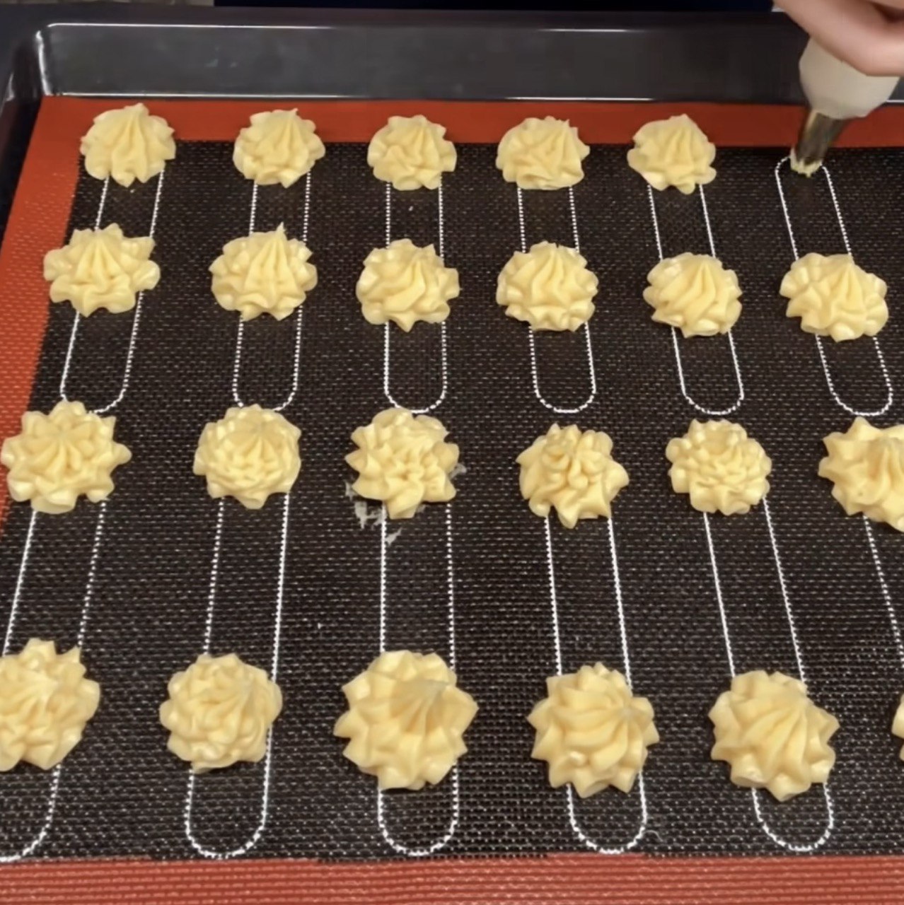 Профітролі з кремом: рецепт вишуканого десерту вдома