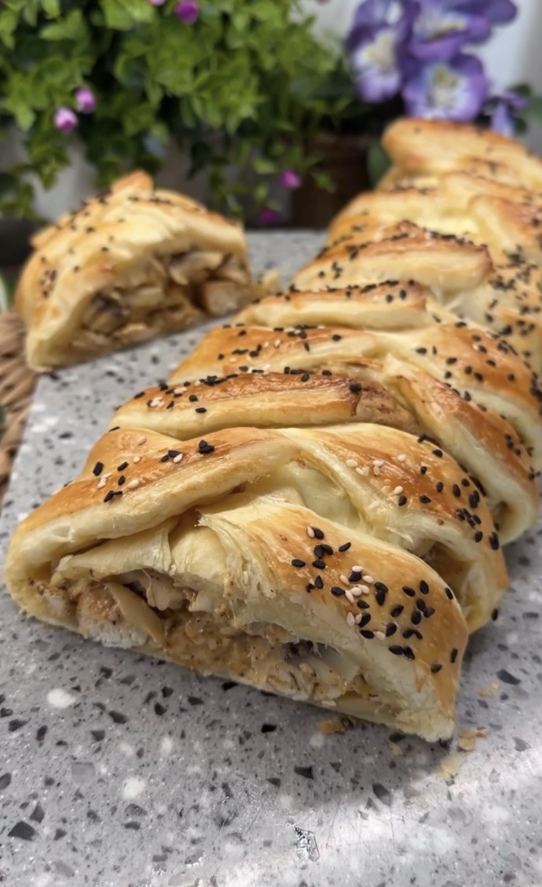 Смачний пиріг з куркою та грибами: такого в магазині не купите