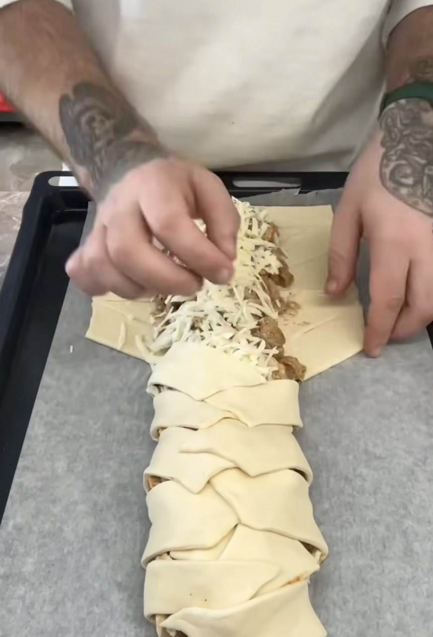 Смачний пиріг з куркою та грибами: такого в магазині не купите