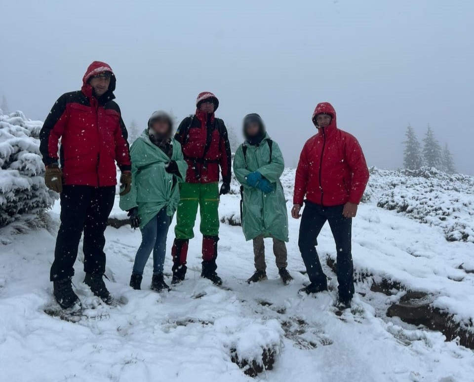 У засніжених Карпатах врятували маму з сином: ДСНС показала фото