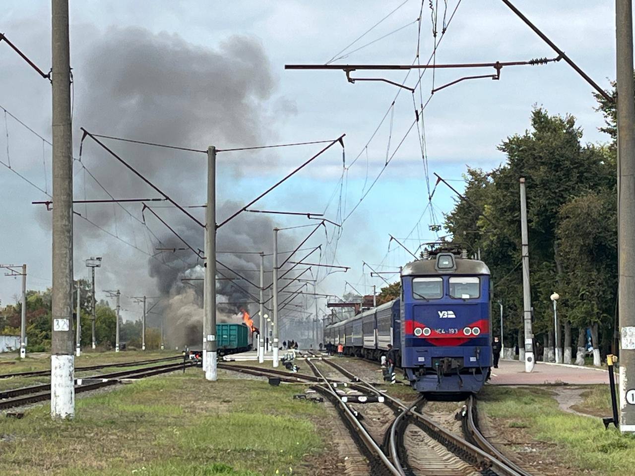Серед поранених - діти: все, що відомо про подвійний удар РФ по потягах у Шостці