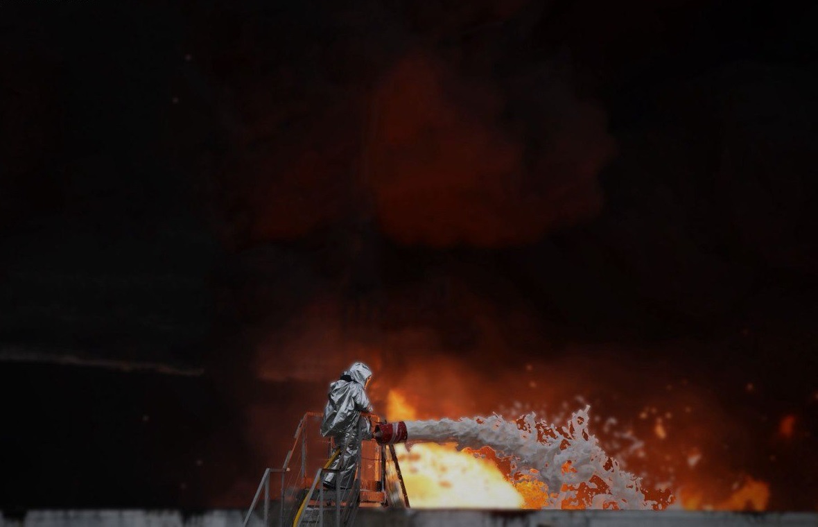 Рятувальники показали кадри наслідків удару по нафтобазі в Прилуках