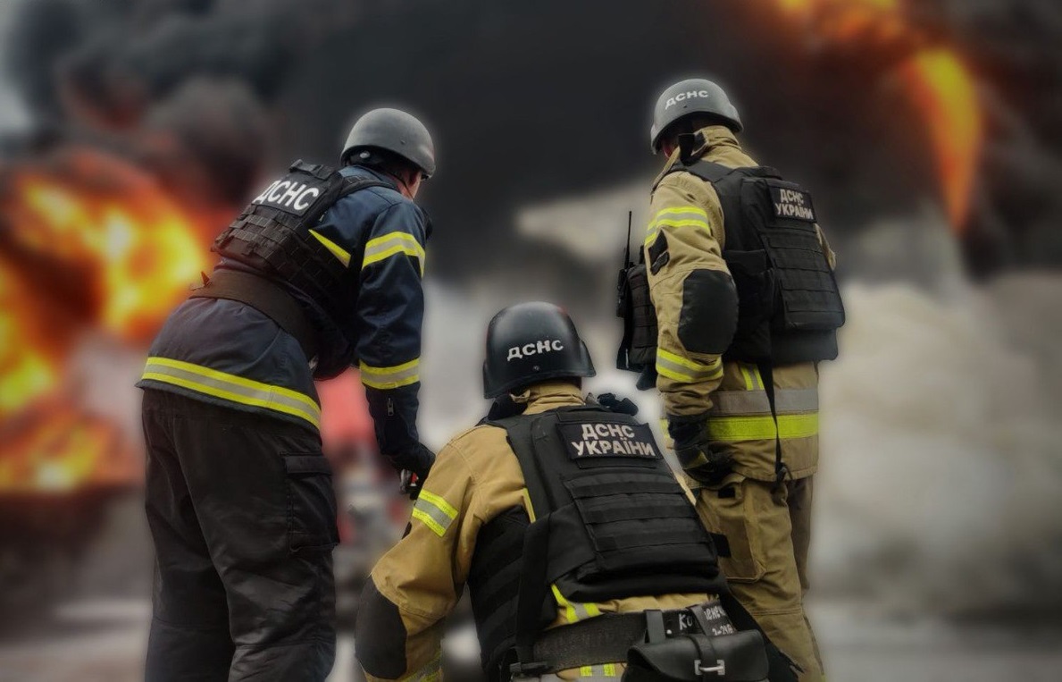 Рятувальники показали кадри наслідків удару по нафтобазі в Прилуках