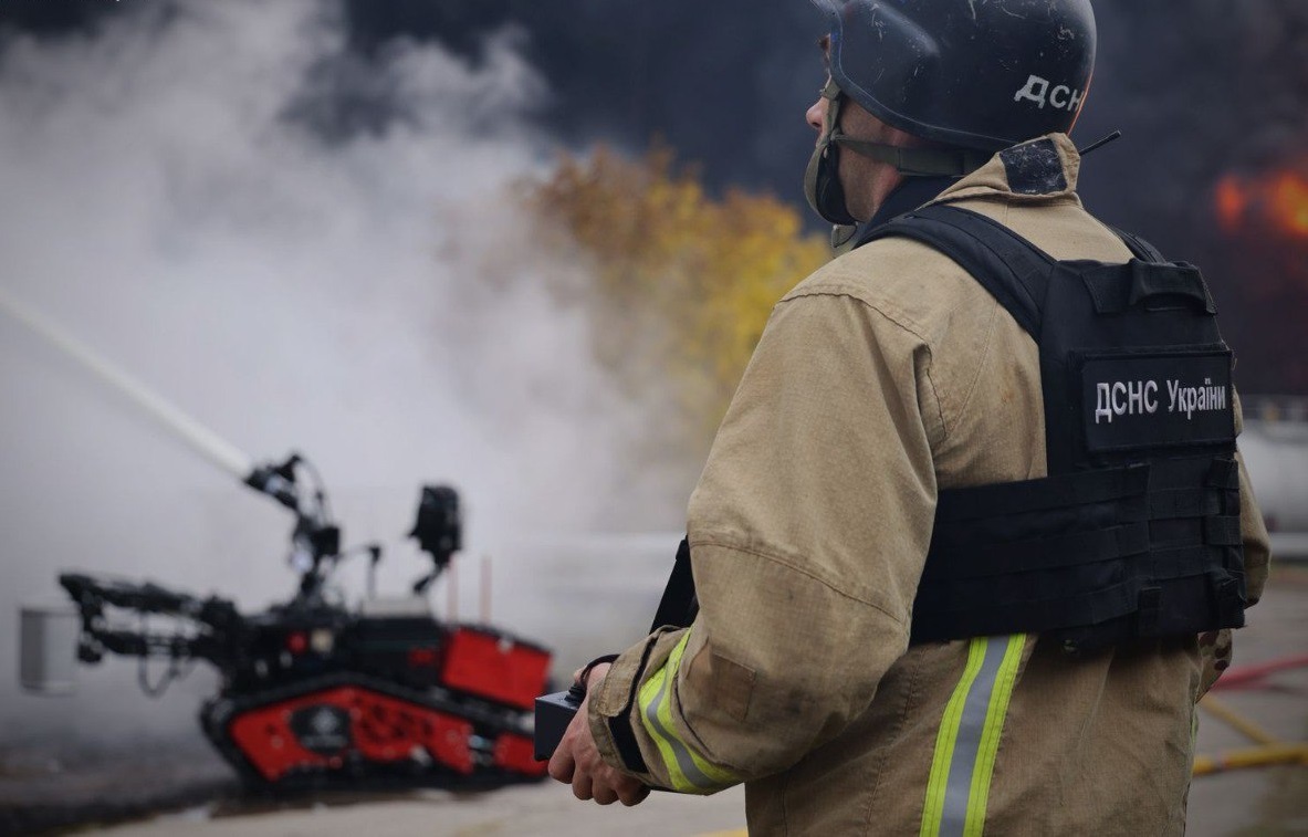 Рятувальники показали кадри наслідків удару по нафтобазі в Прилуках