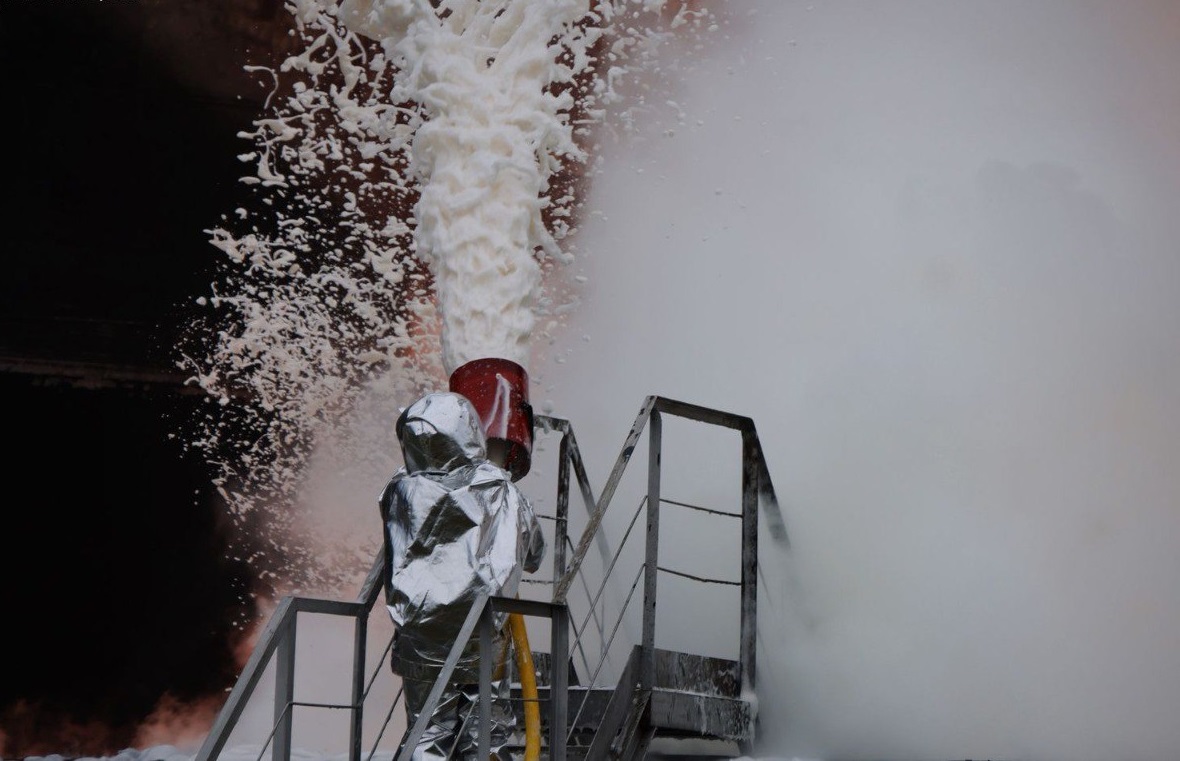 Рятувальники показали кадри наслідків удару по нафтобазі в Прилуках