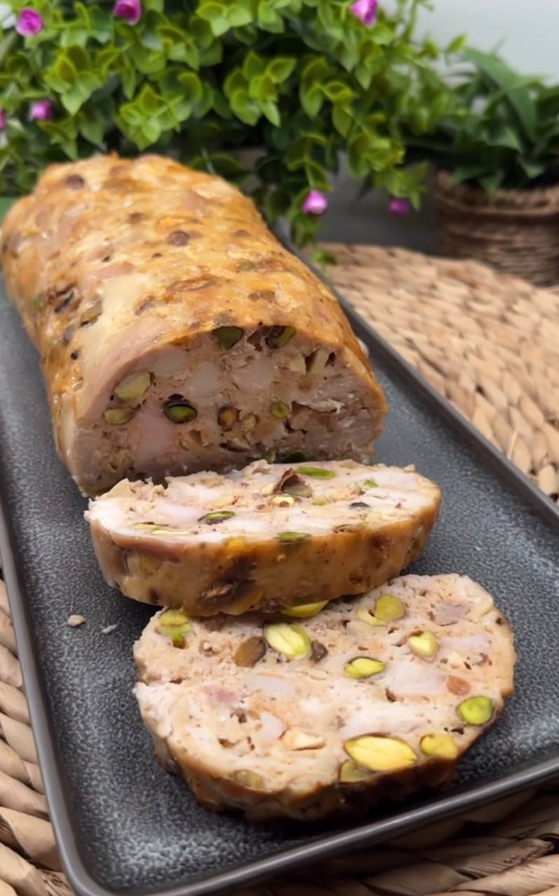 Рецепт домашньої шинки з фісташками: вийде краща за магазинну