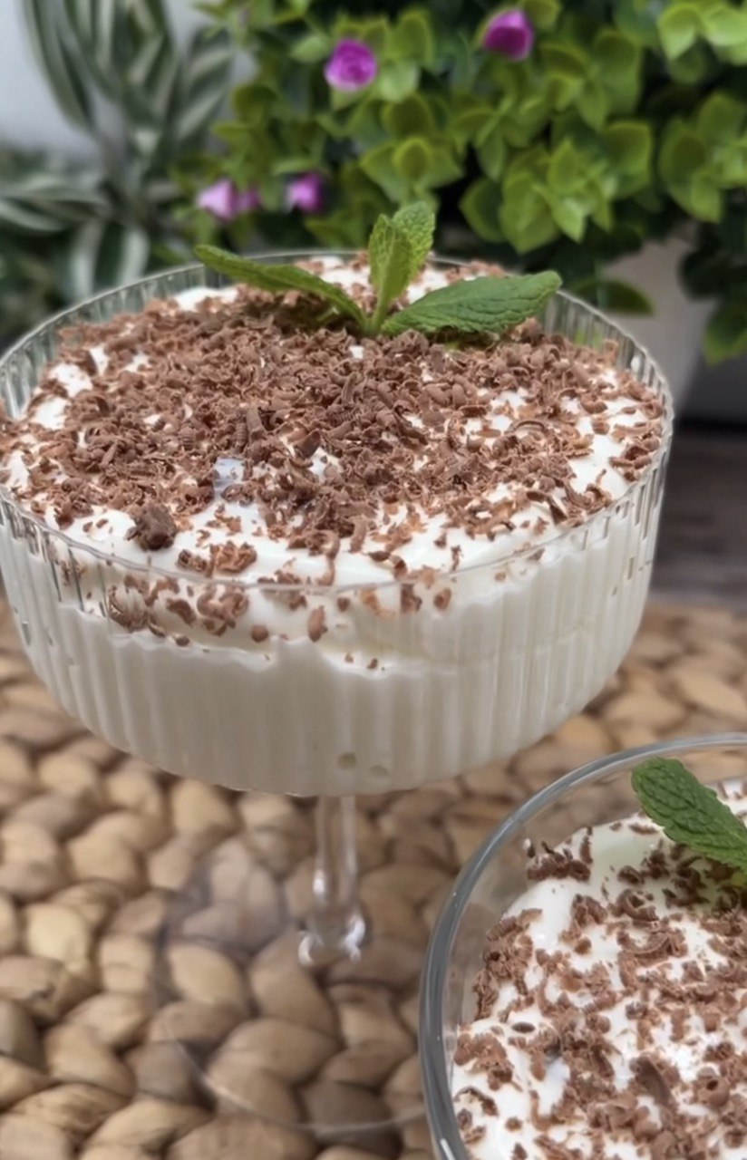 Смак дитинства: рецепт неймовірного десерту зі сметаною та чорносливом