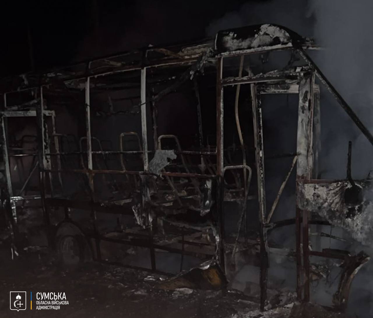 Росіяни дроном спалили автобус біля Сум: серед поранених є дитина