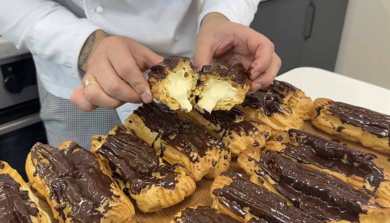 Такі еклери в магазині не купите: рецепт, який вийде з першого разу