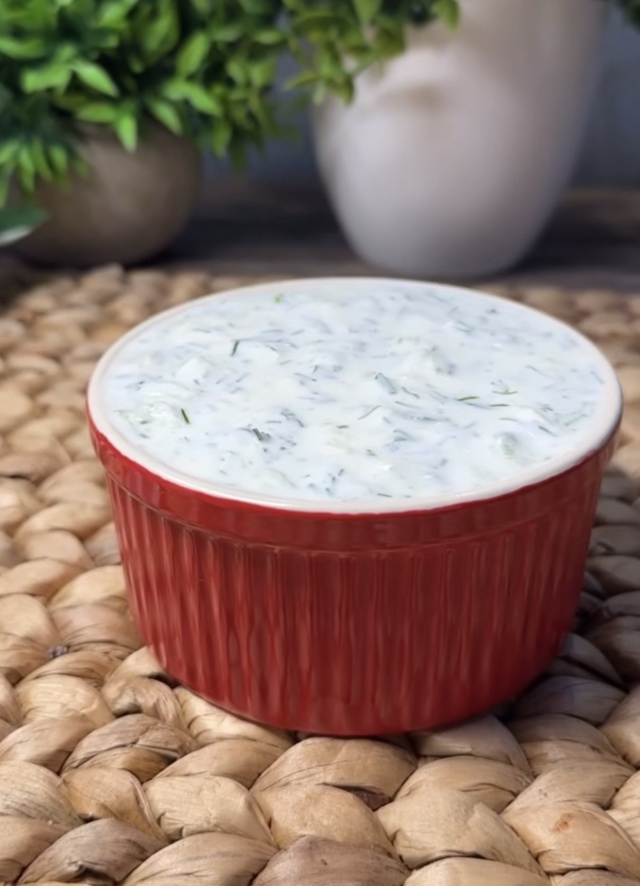 Універсальний соус, який чудово підходить до салатів та мʼяса