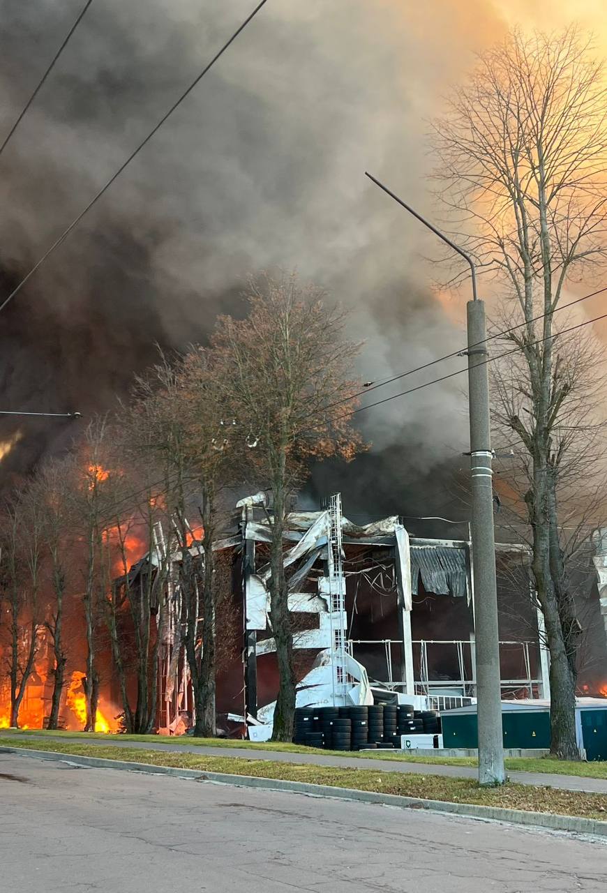 Львів накрив густий дим після удару РФ: містян просять терміново закрити вікна