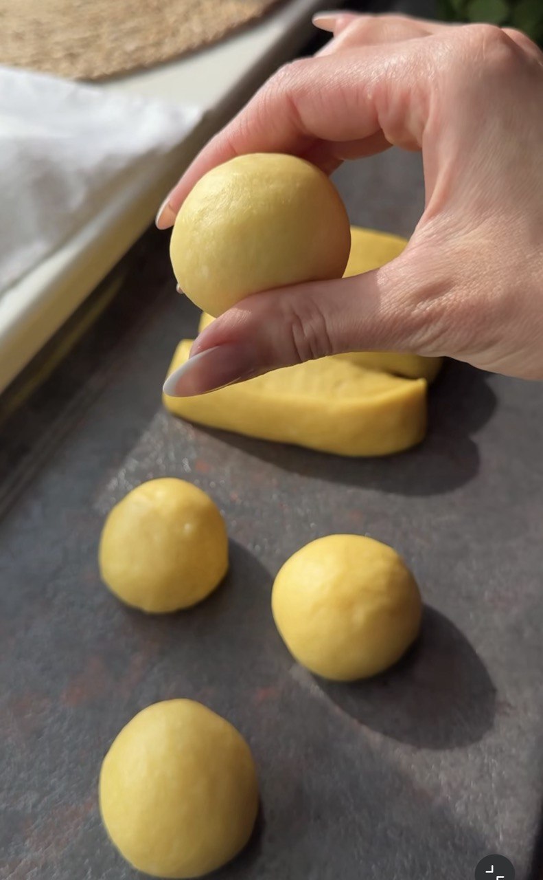 Солодка несподіванка: рецепт булочок з цукерками всередині