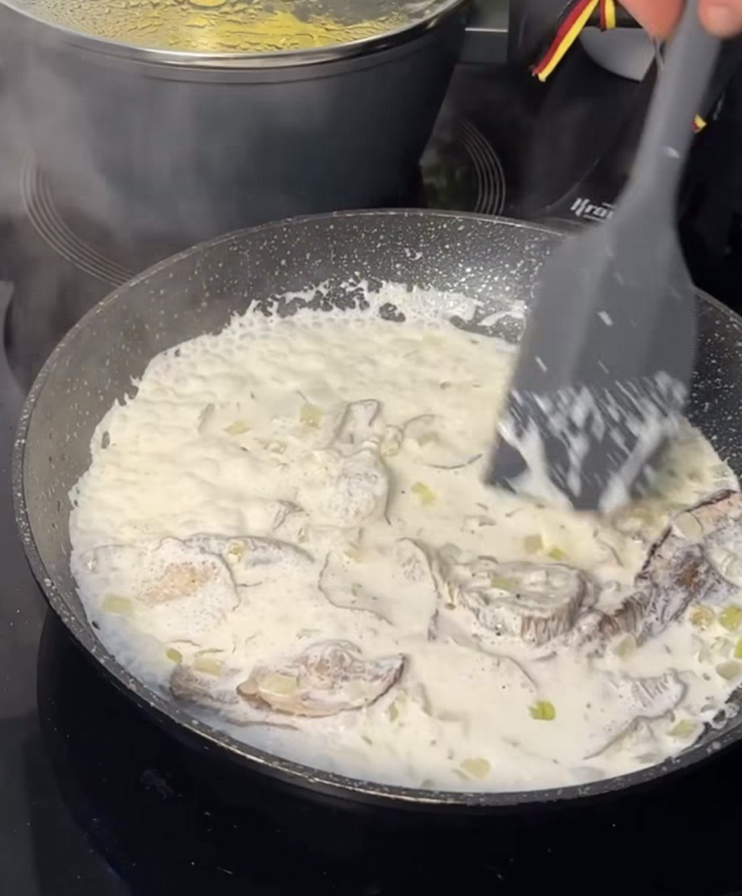 Справжній гуцульський банош з грибами та шкварками: легко приготувати вдома